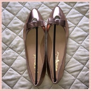 Women’s flat pump
